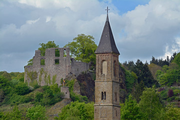 Fototapeta premium burgruine falkenstein in der pfalz und kirchturm