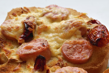 Croutons with cheese, sausage and sun-dried tomatoes