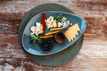 Dish with different types of cheese, with wine.