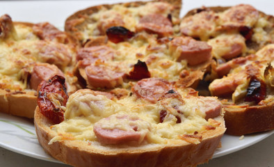 Croutons with cheese, sausage and sun-dried tomatoes