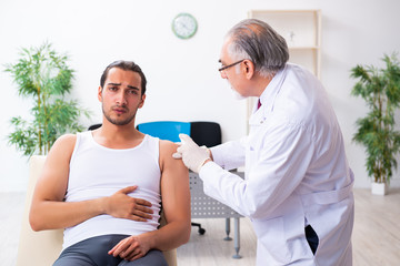 Obraz premium Young male patient visiting experienced doctor