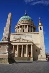 Fototapeta na wymiar Nikolaikirche und Obelisk in Potsdam bei Sonnenschein