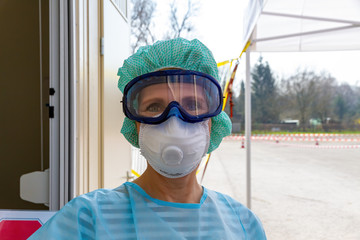 Krankenschwester an einem Coronavirus,  Sars-CoV-2, Test Drive In
