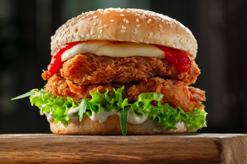 burger with crispy kentucky style chicken - obrazy, fototapety, plakaty