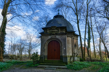 Fototapeta premium Kleine historische Kapelle an einem Schloss bei Haldern