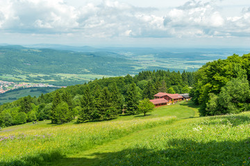 Der schöne Kreuzberg in der Rhön mit blick auf eine kleine Hütte welche sehr beliebt ist bei...