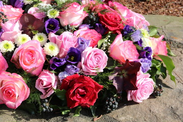 Blumen nach Beerdigung auf dem Friedhof