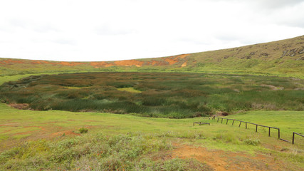 Fototapeta premium Cráter volcán Rano Raraku, Isla de Pascua, Chile