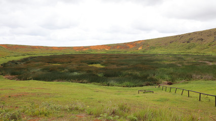 Fototapeta premium Cráter volcán Rano Raraku, Isla de Pascua, Chile
