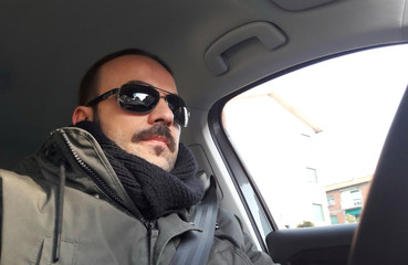 Uomo alla guida dell'auto - concentrazione