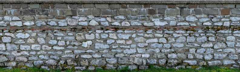 Alte römische Steinmauer mit schöner, grober Struktur