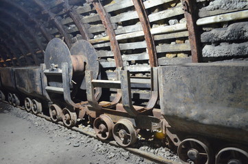 Wagoniki w kopalni pod ziemią, zabytkowe, Wałbrzych, Polska © Ewa