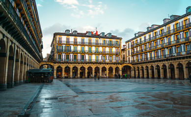 Obraz premium San Sebastian, Hiszpania / Europa; 03.05.2020: Historyczny plac Plaza de la Constitucion w San Sebastian, Kraj Basków, Hiszpania