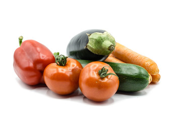 Paprika, Tomate, Aubergine, Zucchini, Karotte isoliert auf weißem Hintergrund