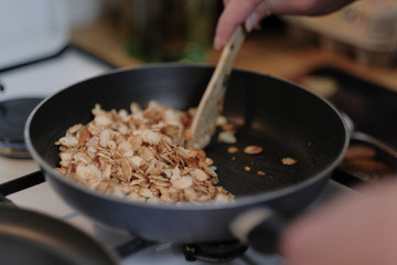 amandes grillées dans une poêle