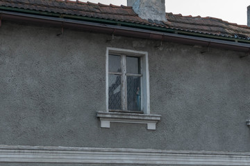  Figurka Matki Boskiej w zakurzonym oknie.