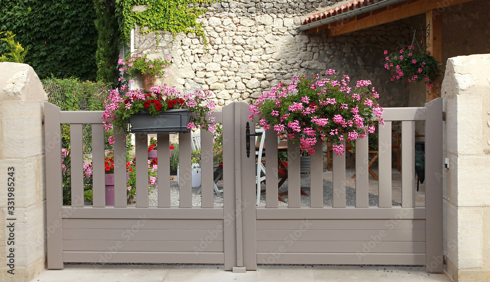 Canvas Prints Jardinières de géranium sur un portail