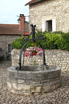 puit dans le village de Charroux