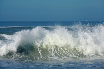 Vagues déferlantes océan atlantique