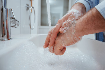 Fototapeta premium Hände waschen als Prävention gegen einen Virus. Hygiene als Schutz vor dem Corona Virus