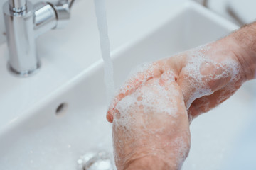 Fototapeta premium Hände waschen als Prävention gegen einen Virus. Hygiene als Schutz vor dem Corona Virus