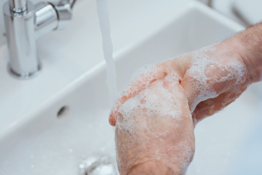 Hände waschen als Prävention gegen einen Virus. Hygiene als Schutz vor dem Corona Virus