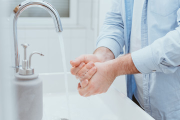 H&auml;nde waschen als Pr&auml;vention gegen einen Virus. Hygiene als Schutz vor dem Corona Virus