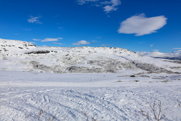 Obraz premium Winter and sun with great ski conditions on the Tosen mountain in Grane municipality, Northern Norway