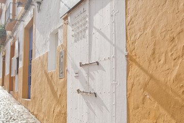 Ibiza - rue déserte jaune