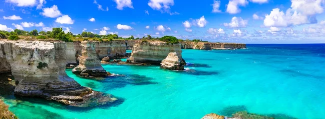Fotobehang Prachtig zeelandschap in Puglia. &quot Torre di Sant Andrea&quot  - beroemde rotsformaties in de buurt van Otranto. Italië © Freesurf