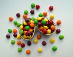 Obraz premium Chocolate Easter eggs and candy on a white background