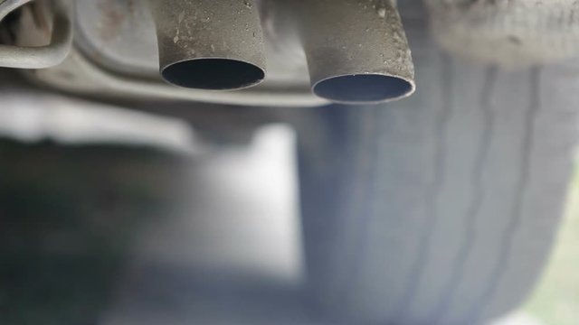 The driver starts the diesel engine of the truck.The driver presses the accelerator pedal hard while the vehicle is stopped.Strong exhaust fumes. The video contains sound.