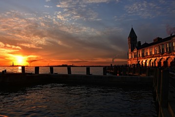 Obraz premium Statue of Liberty Sunset