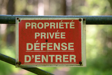 Panneau Propriété privée, Défense d'entrer, Chasse Gardée sur une barrière à l'entrée d'un bois privé - obrazy, fototapety, plakaty