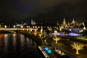 Obraz premium View of the Kremlin and Moskvoretskaya embankment, Zaryadye park with New Year and Christmas decorations, Moscow, Russian Federation, January 10, 2020