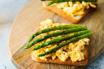 Scrambled egg asparagus sandwich with glasses of tea