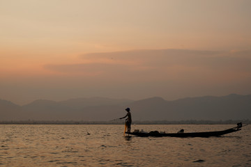 Naklejka na ściany i meble Pesca al tramonto sul lago Inle