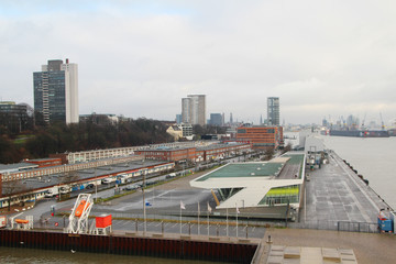 Obraz premium Embankment of the Elbe river in Hamburg, Germany 
