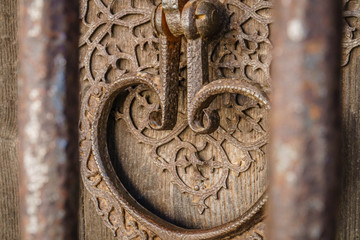 Antiker geschmiedeter Beschlag auf einer alten Holztür