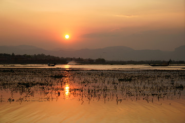 Naklejka premium Pesca al tramonto sul lago Inle