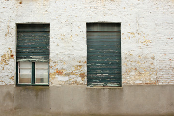 Obraz na płótnie Canvas Vintage Haus, alte Fensterläden, verlassenes Haus in Frankreich