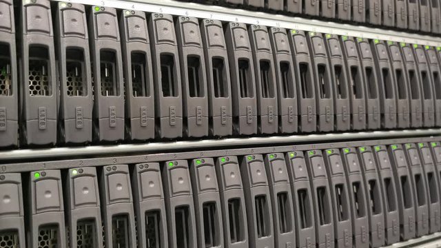 Datensicherung Festplatten f&uuml;r ein Blade Enclosure im Rechenzentrum - Bladecenter Netzwerk in einem Server-Rack 
