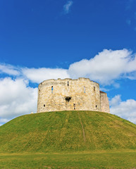 Fototapeta na wymiar Castle in York Cliffords tower