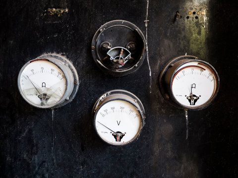 Antiguos medidores de voltaje y amperaje de fabrica abandonada.