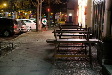 Fototapeta na wymiar Menschenleere Stargarder Strasse im Berliner Stadtteil Prenzlauer Berg. Hier reiht sich ein Restaurant oder Cafe an das andere.