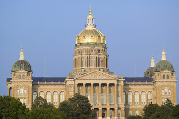 Obraz premium Golden dome of Iowa State Capital building, Des Moines, Iowa