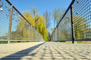 Fototapeta premium Fußgängerbrücke im Seepark in Freiburg