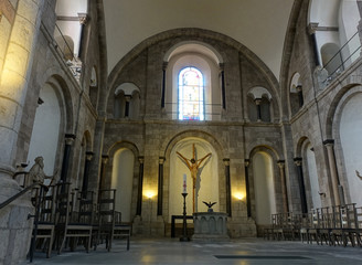 Fototapeta na wymiar Romanische Kirche St. Georg