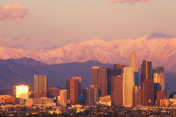 Obraz premium Sunset view of Mount Baldy and Los Angeles from Baldwin Hills the day after a winter storm, Los Angeles, California