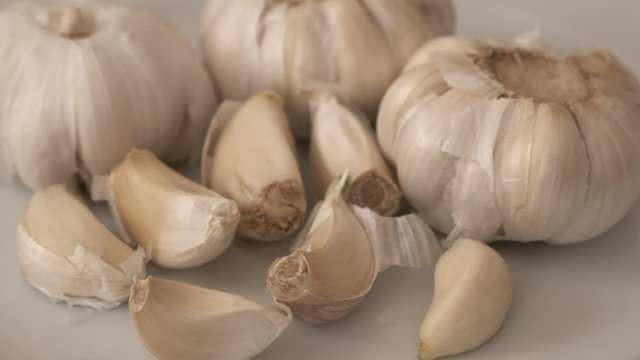whole and crushed garlic rotate 360 degrees on the stand,